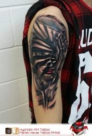 Stor arm sebra färg kvinna ansikte med blommor tatuering mönster