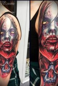 immagine del tatuaggio del mostro insanguinato di colore del film horror della spalla