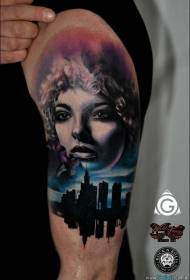 volto di donna di colore del braccio con motivo tatuaggio città di notte