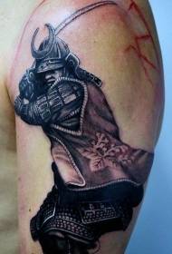 războinic mare de culoare umăr cu model de tatuaj sabie