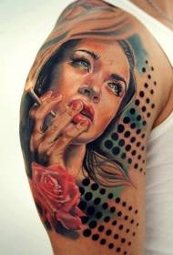 Фотографија во боја на рамената, заводливо пушење жена, тетоважа