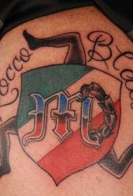 Цвет татуировки с итальянским флагом на плече