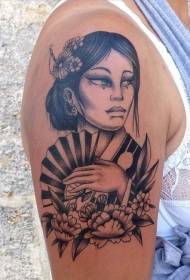 Arm zwarte mooie Aziatische geisha met bloem fan tattoo patroon