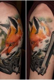 spalla stile moderno volpe color acqua con tatuaggio a pistola