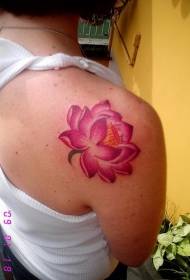 Imagen de tatuaje de loto rosa en hombro femenino