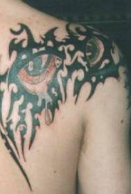 totem tribale spalla tatuaggio occhi rossi