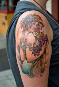 Women in umeris portaberis in color novo fructum tattoo