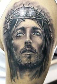Schultern mit einem realistischen Blick von Jesus, der ein Dorntätowierungsbild trägt