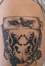 Due tatuaggi neri sull'utero di guerra sulle spalle