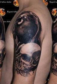 váll fekete szürke nő emberi koponya tetoválás mintával