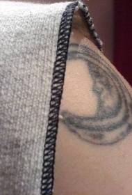 Слика месечеве тетоваже на црном месецу на рамену