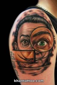spalla Divertente ritratto di un uomo divertente con un disegno del tatuaggio