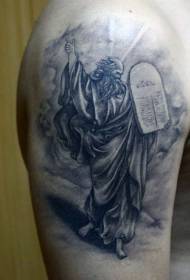 immagine di tatuaggio uomo spalla stile religioso grigio nero