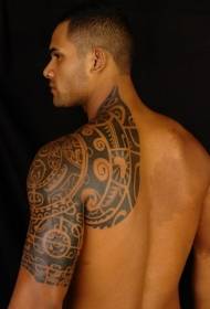 męski tatuaż na ramię czarny polinezyjski totem