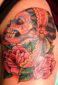 gaya lama dicat tengkorak perempuan Meksiko dengan tato bunga