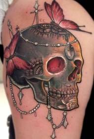 farfalla rossa e disegno del tatuaggio del cranio sulla spalla