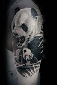 Spalla in bianco e nero realistico Panda Tattoo Pattern