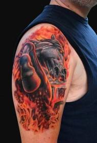épaule fabuleuse image de tatouage de cheval de flamme de couleur
