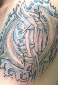 машка безбојна тетоважа шема на ајкули на рамото