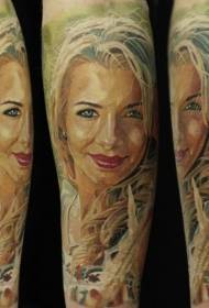 Cor retrato de mulher bonita com padrão de tatuagem de flor