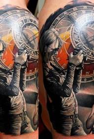 patró de tatuatge de dones reals a l'espatlla de color realista