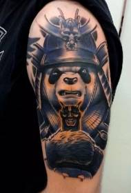 wzór tatuażu wojownik panda kolor ramion
