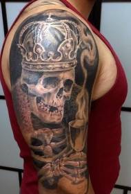 skouspelagtige skedel skedel koning met wynglase tatoeëermerke