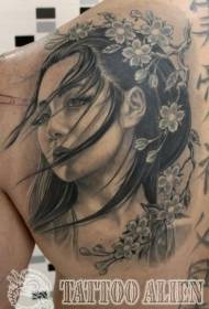 Skaista Āzijas sievietes portrets ar ziedošu ziedu tetovējuma modeli