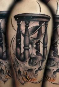 Pečių juodo smėlio laikrodis ir žmogaus kaukolės tatuiruotės paveikslėlis