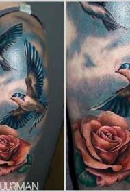 Realistyczny styl kolorowych latających ptaków z różanym wzorem tatuażu