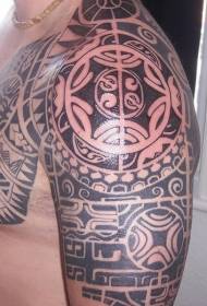 erkek omuz siyah totem dövme resmi