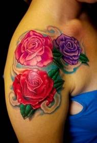 महिला कंधे का रंग तिरंगा गुलाब टैटू पैटर्न