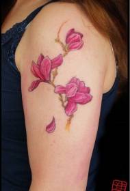 Vzorka tetovania dámskych ramien ružového kvetu