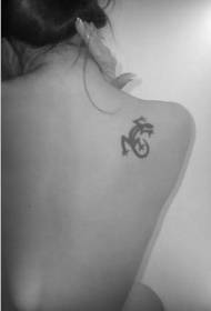 svart liten ödla tatuering mönster på axeln