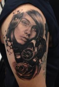 Realistyczny stylowy czarny szary kobieta portreta tatuażu wzór