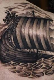 Tetovējuma modelis uz pleca melni pelēks pirātu kuģis