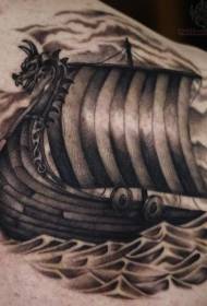Tattoo patroon op die skouer swartgrys seerower skip