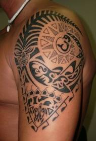 어깨 검은 폴리네시아 토템 문신 사진