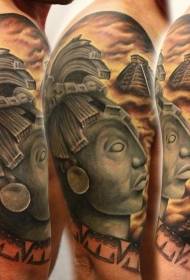 肩の黒灰色の石マヤ像の入れ墨のパターン