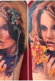 modello femminile del tatuaggio del ritratto misterioso della spalla femminile