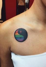 Yin iridesan ak yang tripotaj senbòl tatoo senbòl sou zepòl la