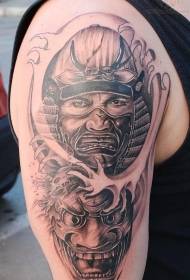 肩の茶色の野bな戦士のタトゥーパターン