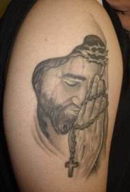 Na ramenu sivi Isus moli uzorak tetovaže