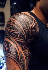 gambar tato bahu totem hitam Maori