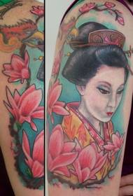 सुंदर एशियाई गीशा और हाथ की पीठ पर फूल टैटू पैटर्न