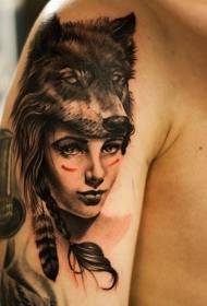 portret ženski portret u boji ramena s uzorkom tetovaže vuka