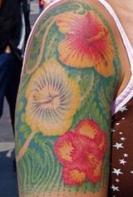 слика женског рамена у боји хибискуса тетоважа
