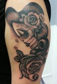 brazo mulleres mexicanas marrón negro con tatuaxe de rosa