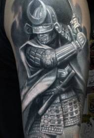 肩の黒灰色の武士のタトゥーパターン