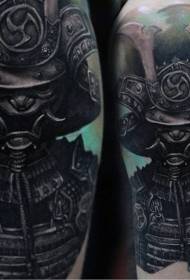 Patron de tatuatge de cuirassa samurai amb un braç gran